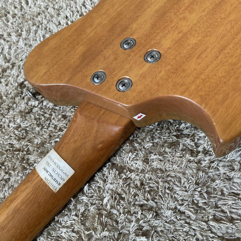 Sakura Guitar, Single Cut Maple Veneer Top Mahogany Body, Rosewood Fin