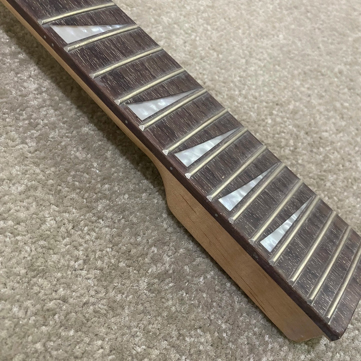 White Electric Guitar Rosewood Fingerboard 24 Frets Maple Neck