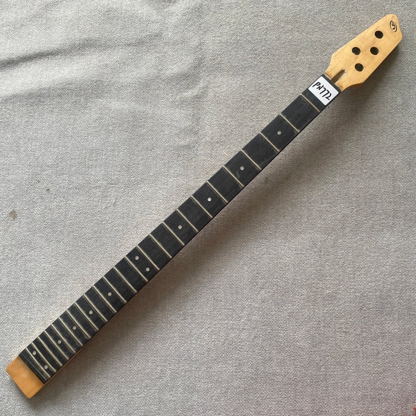 24 Frets Rosewood Fingerboard 4 String Bass Maple Neck