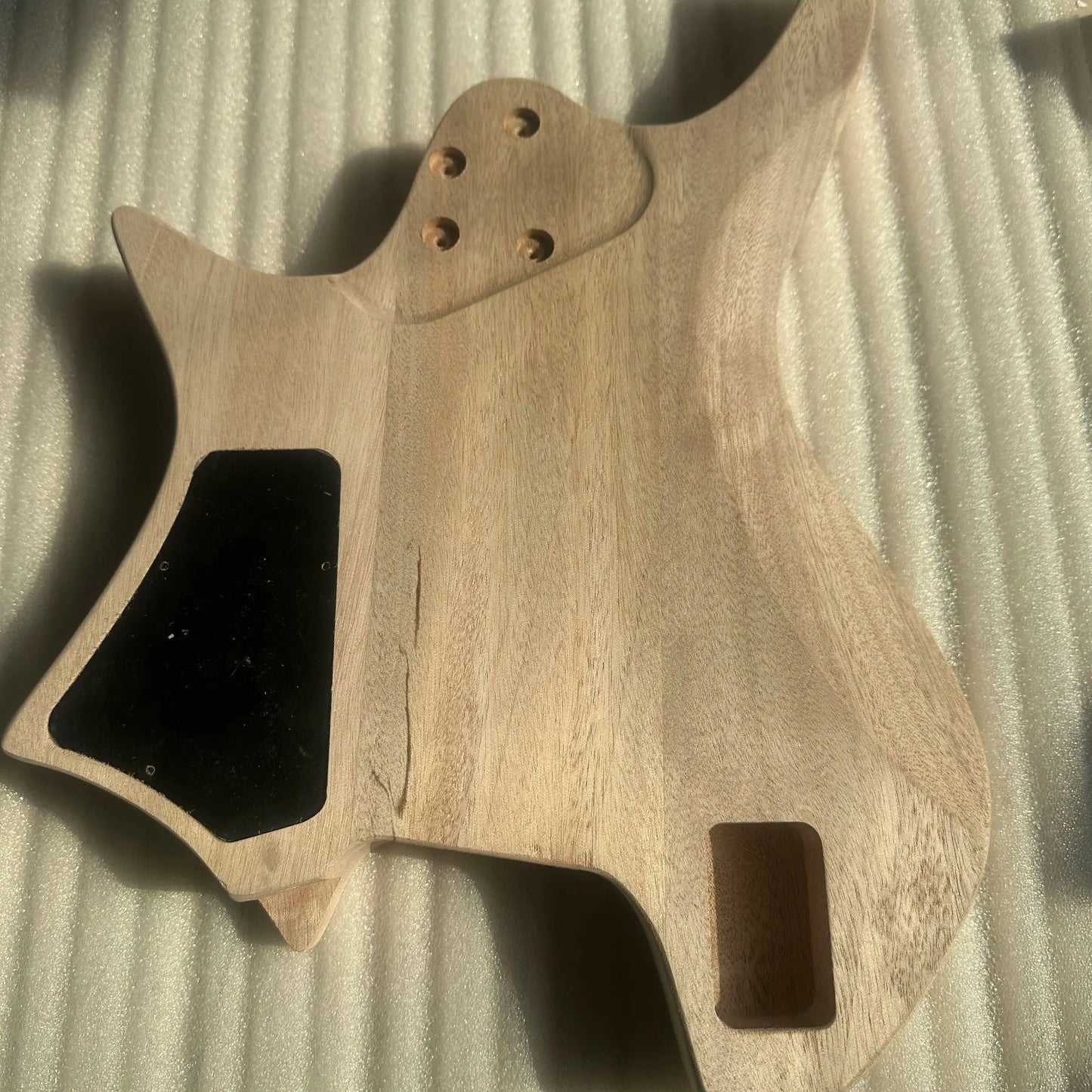 Mahogany Wood Headless Guitar Body with Veneer Tiger Maple Top