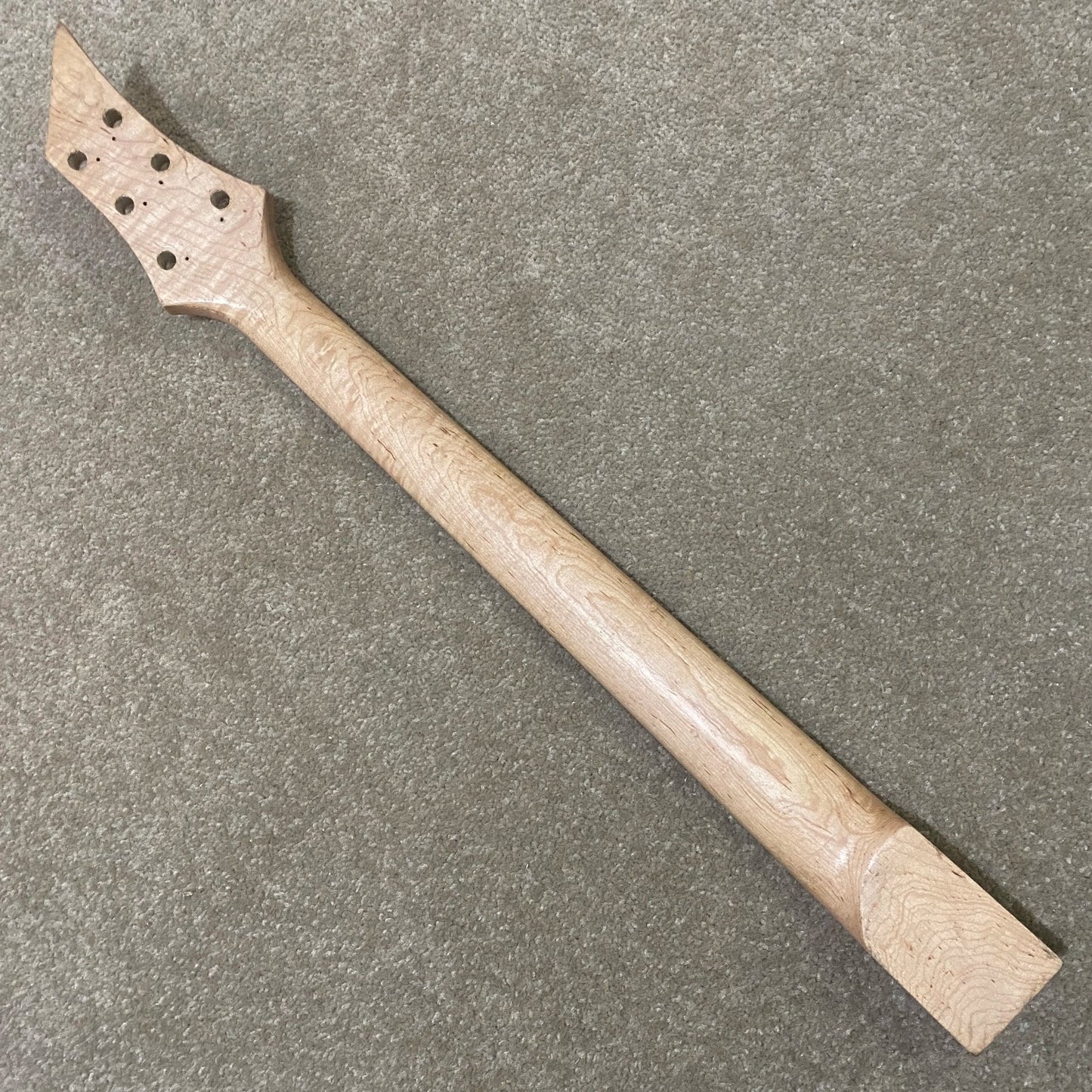 White Electric Guitar Rosewood Fingerboard 24 Frets Maple Neck