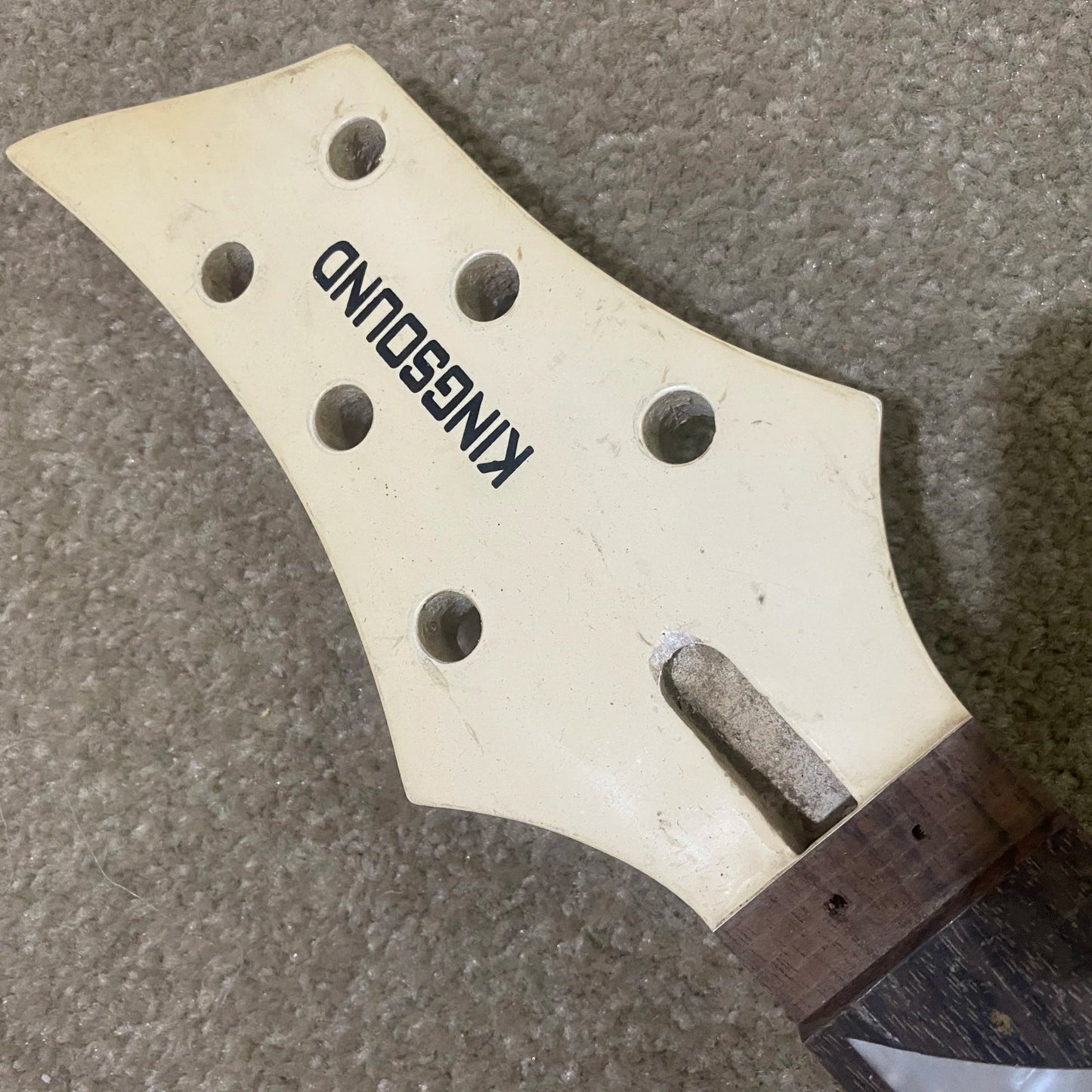 White Electric Guitar Rosewood Fingerboard 24 Frets Maple Neck