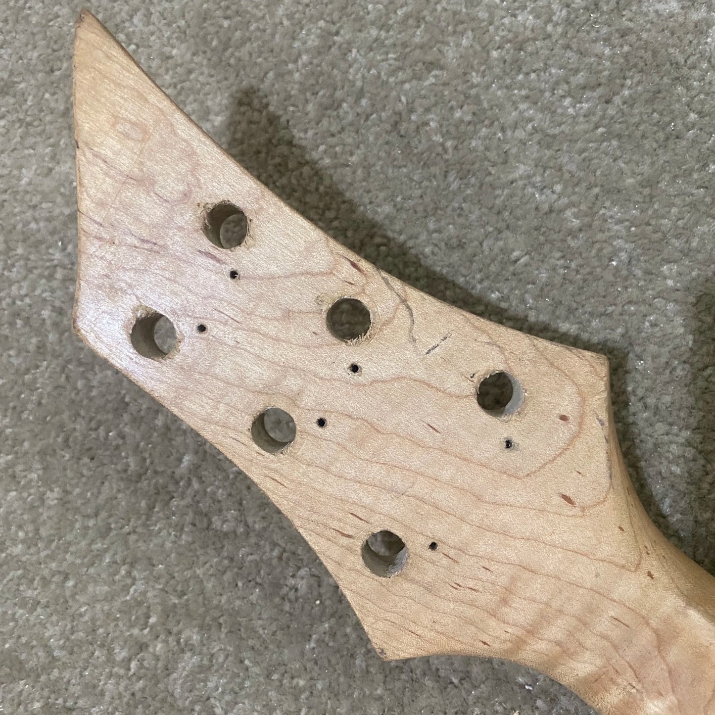 White Electric Guitar Rosewood Fingerboard 24 Frets Maple Neck