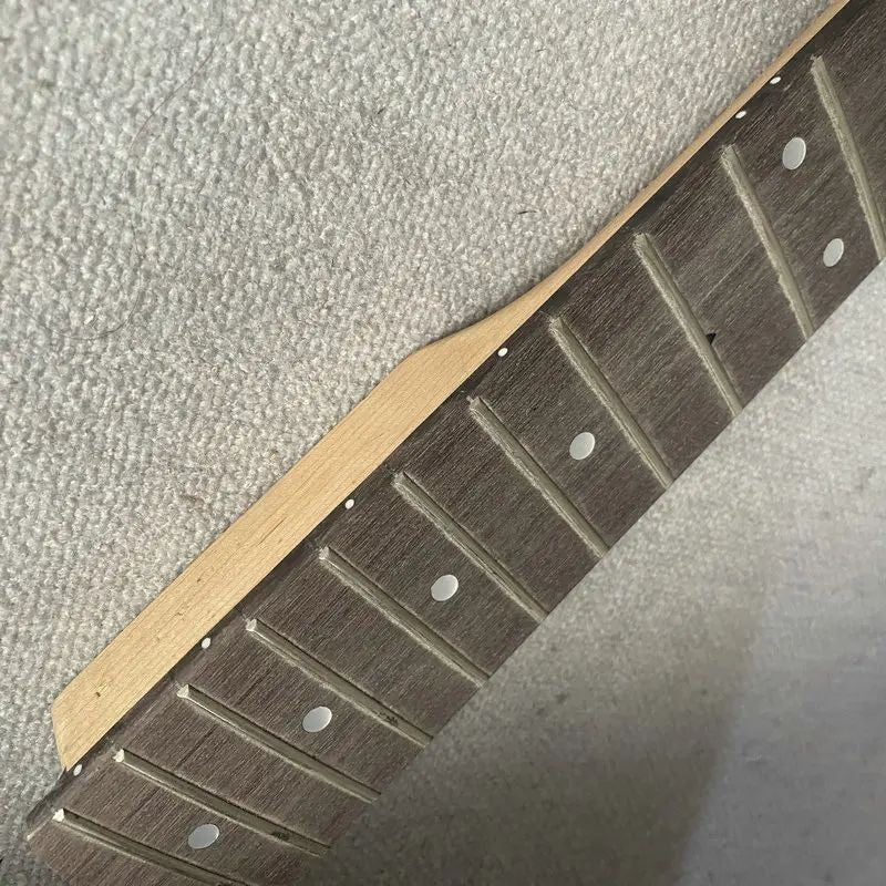 White 4 String Bass Maple Neck, Rosewood 21 Frets Fingerboard