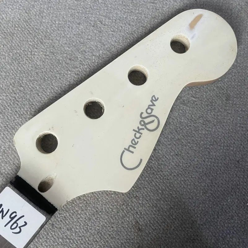 White 4 String Bass Maple Neck, Rosewood 21 Frets Fingerboard