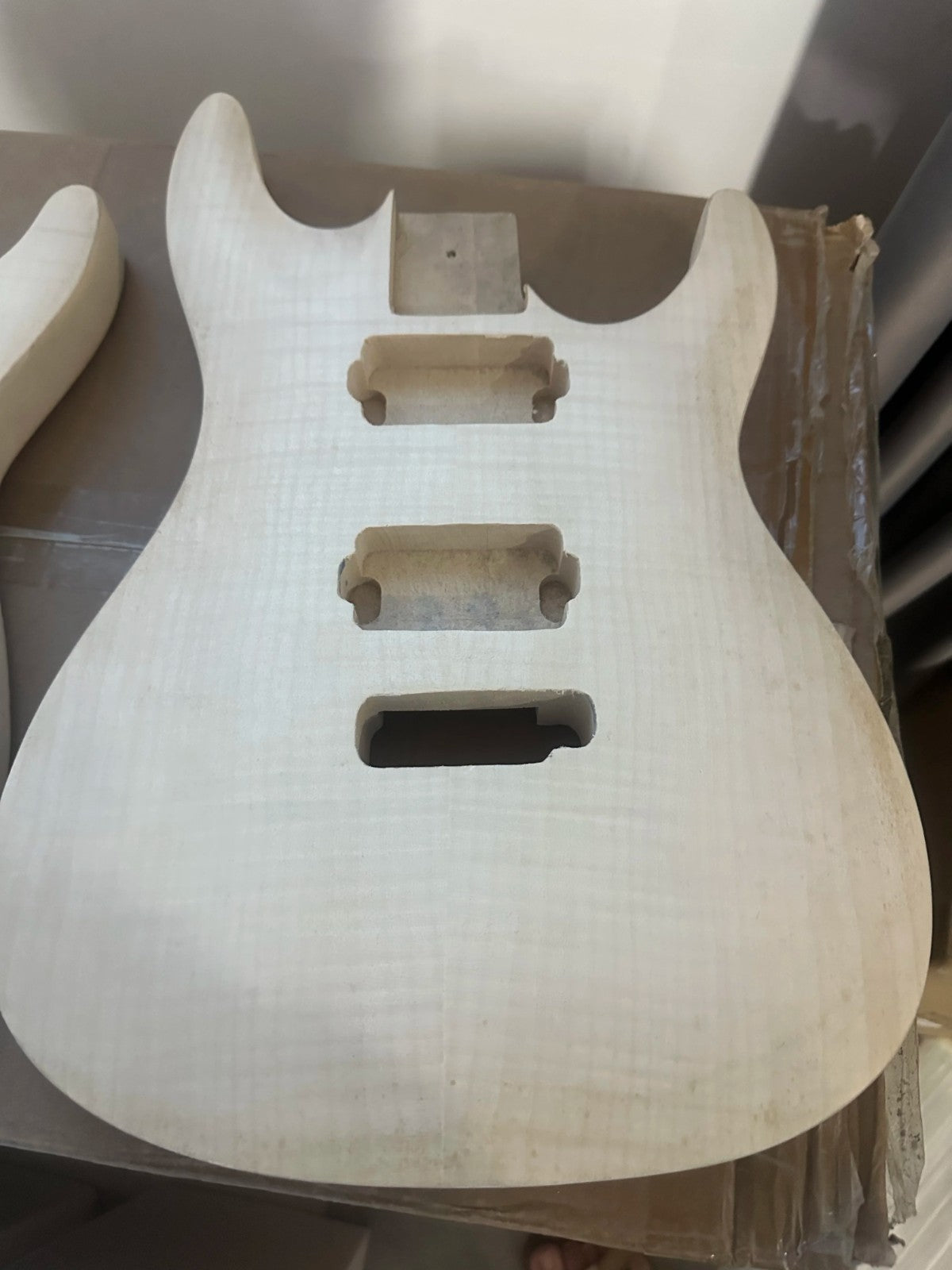 HH Basswood Unfinished Guitar Body with Veneer Tiger Maple Top