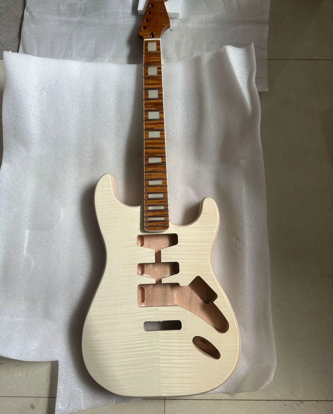 Tiger Maple Top Guitar Mahogany Body with Flamed Tiger Maple Neck