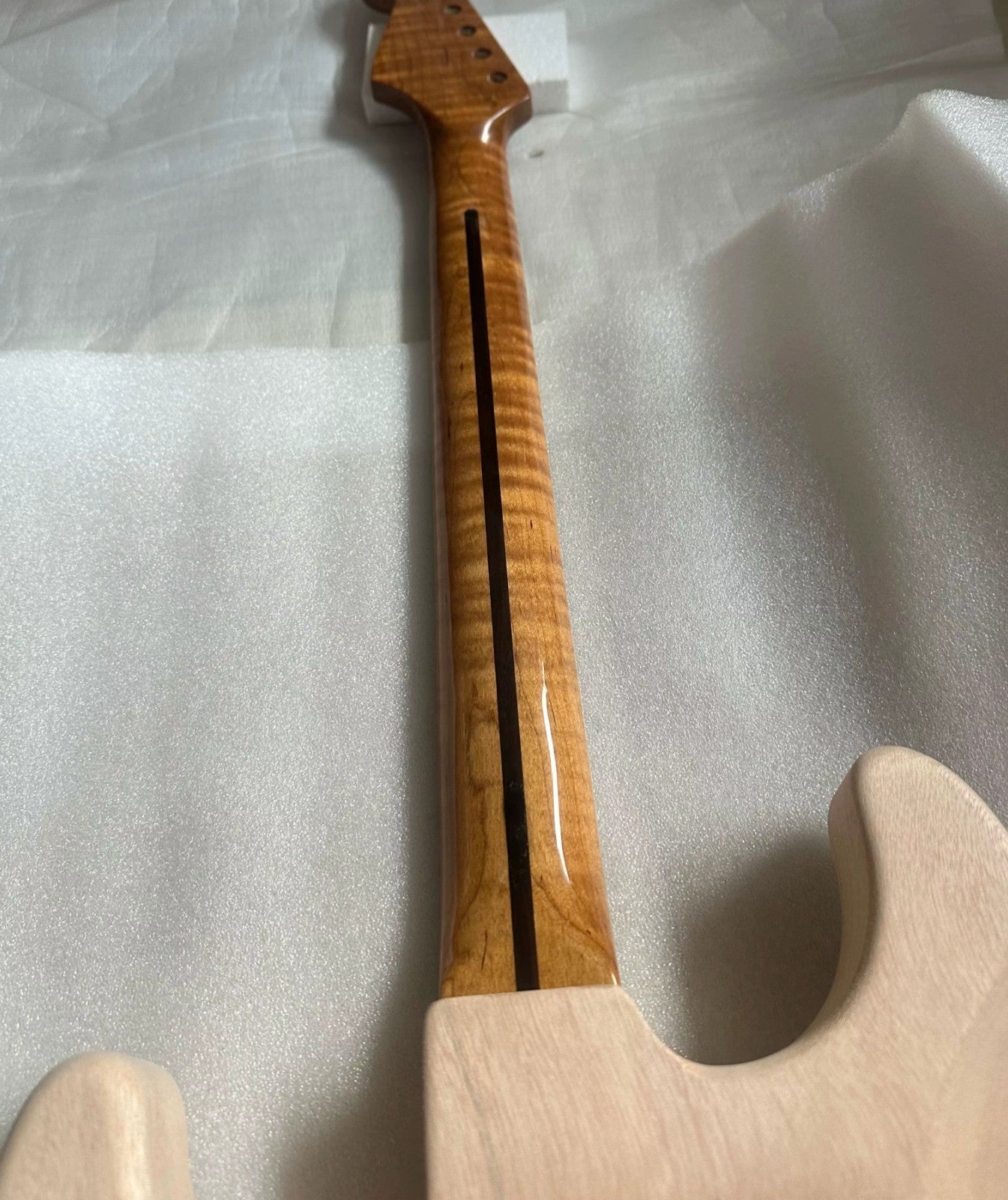Tiger Maple Top Guitar Mahogany Body with Flamed Tiger Maple Neck