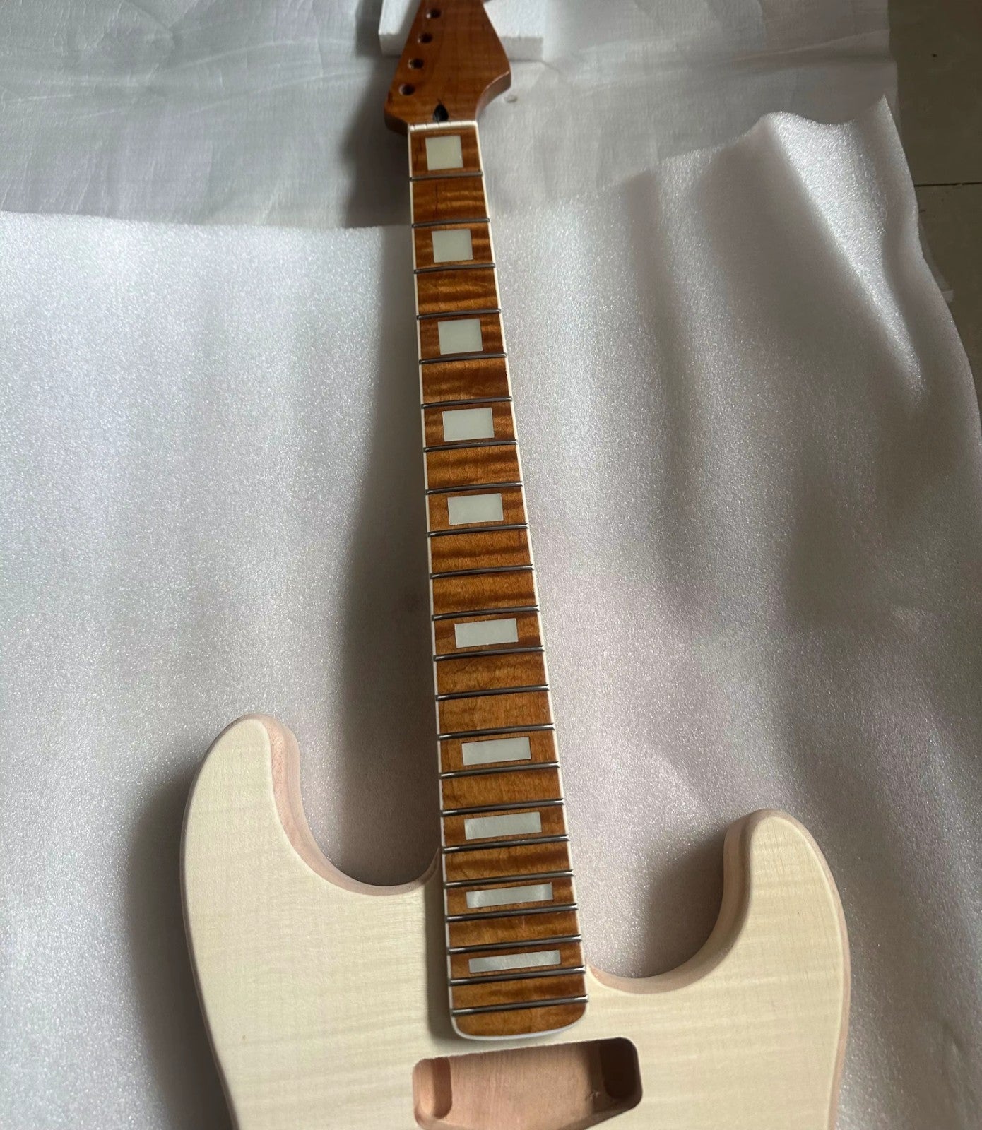 Tiger Maple Top Guitar Mahogany Body with Flamed Tiger Maple Neck