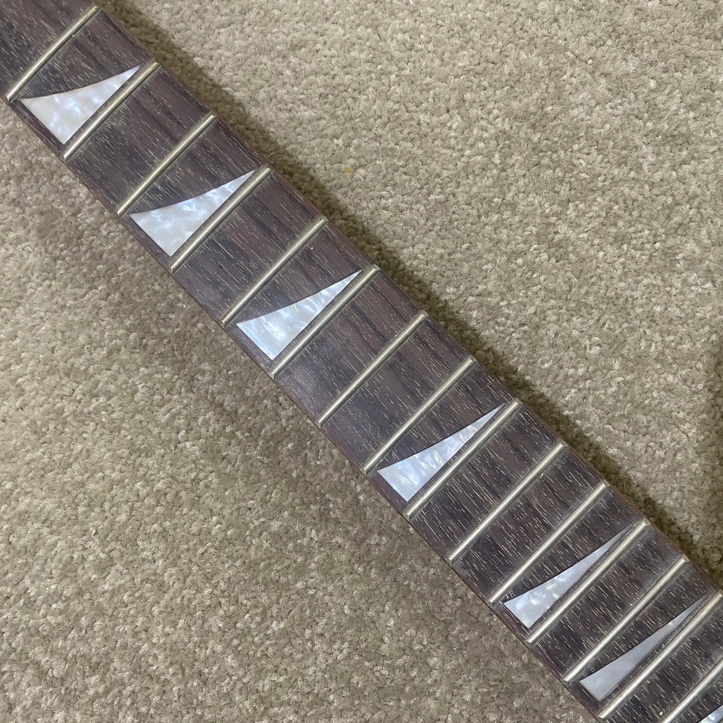 White Electric Guitar Rosewood Fingerboard 24 Frets Maple Neck