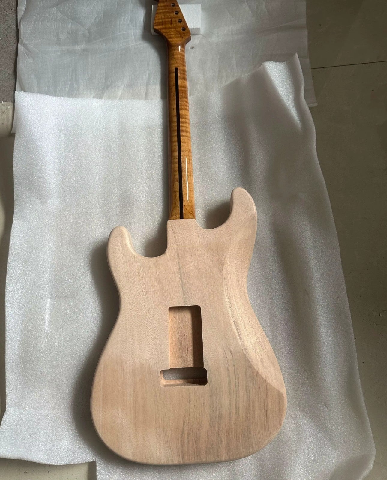 Tiger Maple Top Guitar Mahogany Body with Flamed Tiger Maple Neck