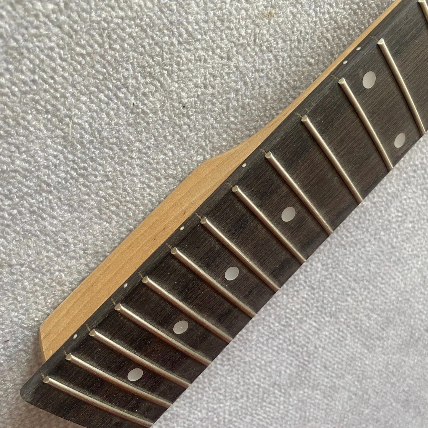 Guitar Maple Wood Neck, 22 Frets Rosewood Fretboard with Black Machine