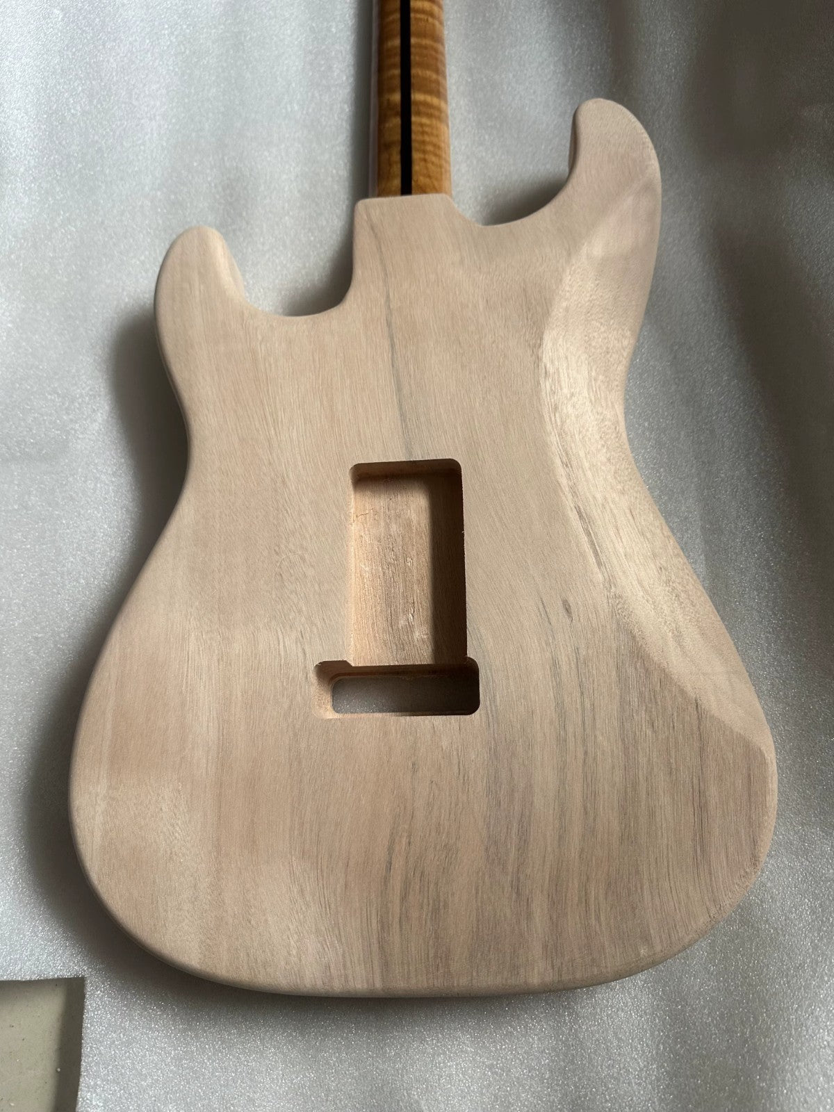 Tiger Maple Top Guitar Mahogany Body with Flamed Tiger Maple Neck