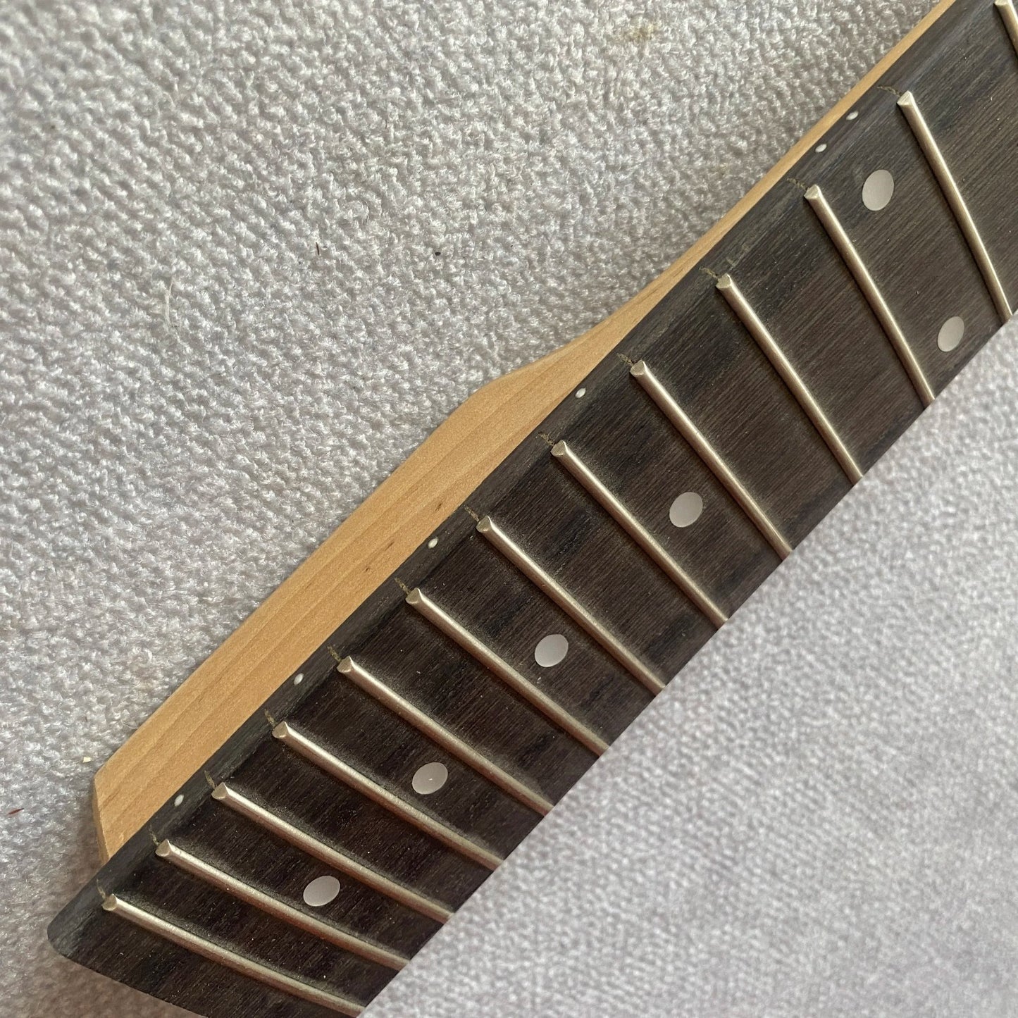 Maple Wood Guitar Neck, Rosewood Fingerboard 22 Frets, Black Tuning Pe