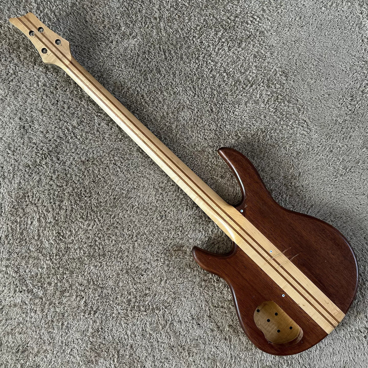 24-fret Siang 4-string electric bass, solid maple neck with Alder veneer, semi-finished product.