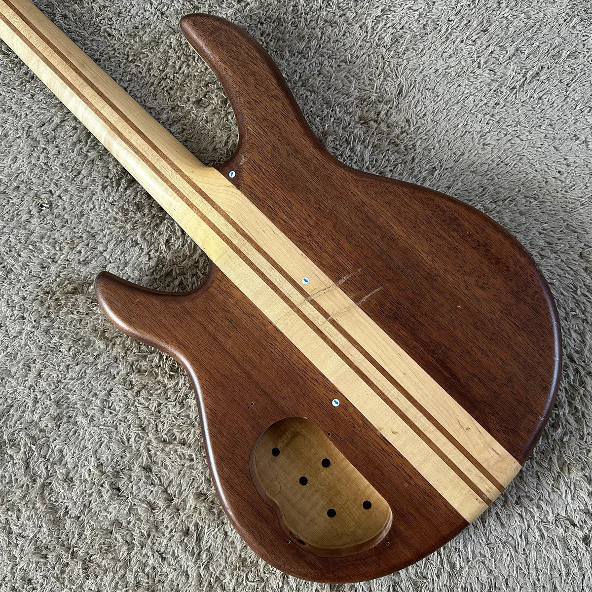 24-fret Siang 4-string electric bass, solid maple neck with Alder veneer, semi-finished product.