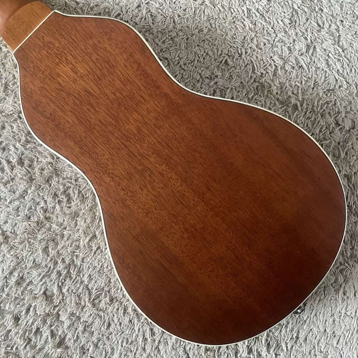 Washburn RO10 Warrior 34-inch acoustic guitar with solid top, travel style, comes with bag, original wood, minor flaws.