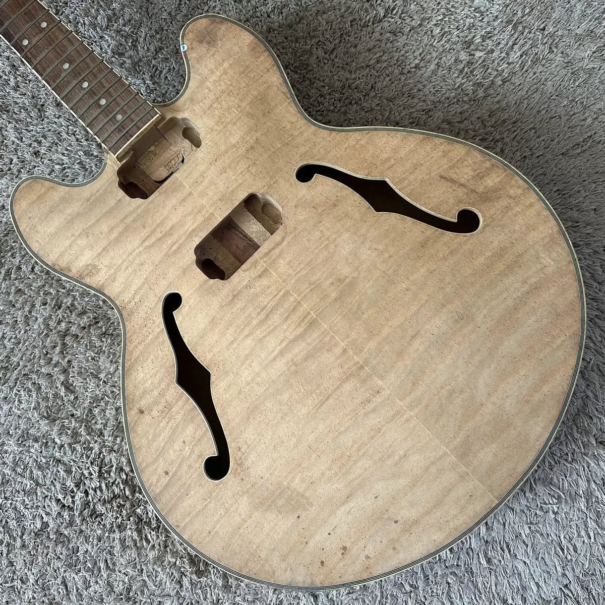 Maple Water Ripple Grain 335 Slim Semi-Hollow Jazz Electric Guitar, F-Hole, 22 Pieces in Stock
