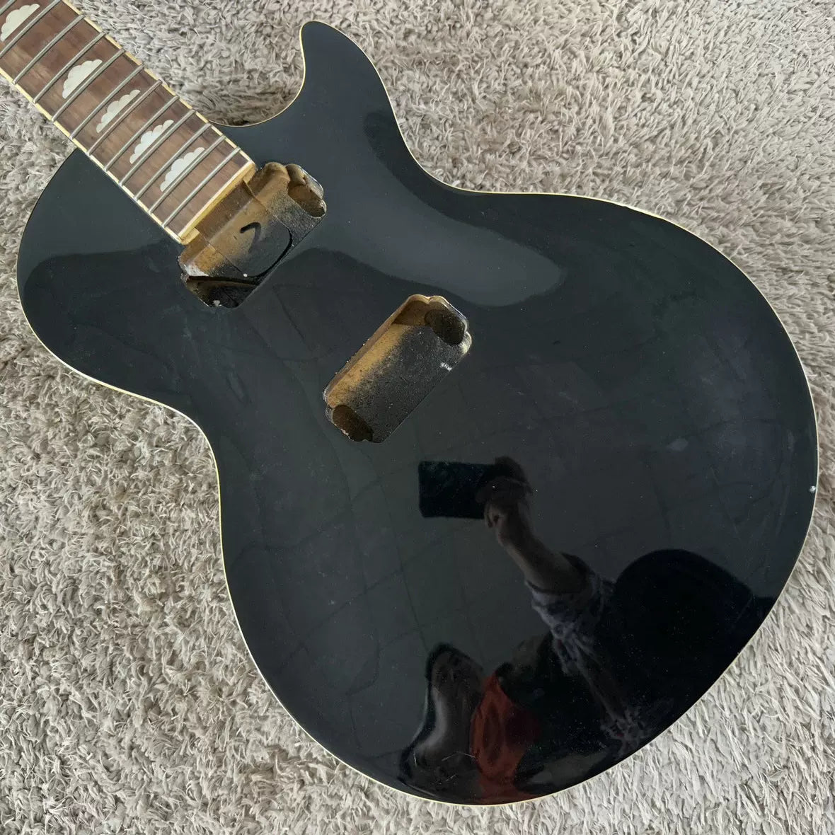 Taiwanese factory stock of unfinished maple veneer LP electric guitars, no accessories, DIY black 22-fret double-string guitars.