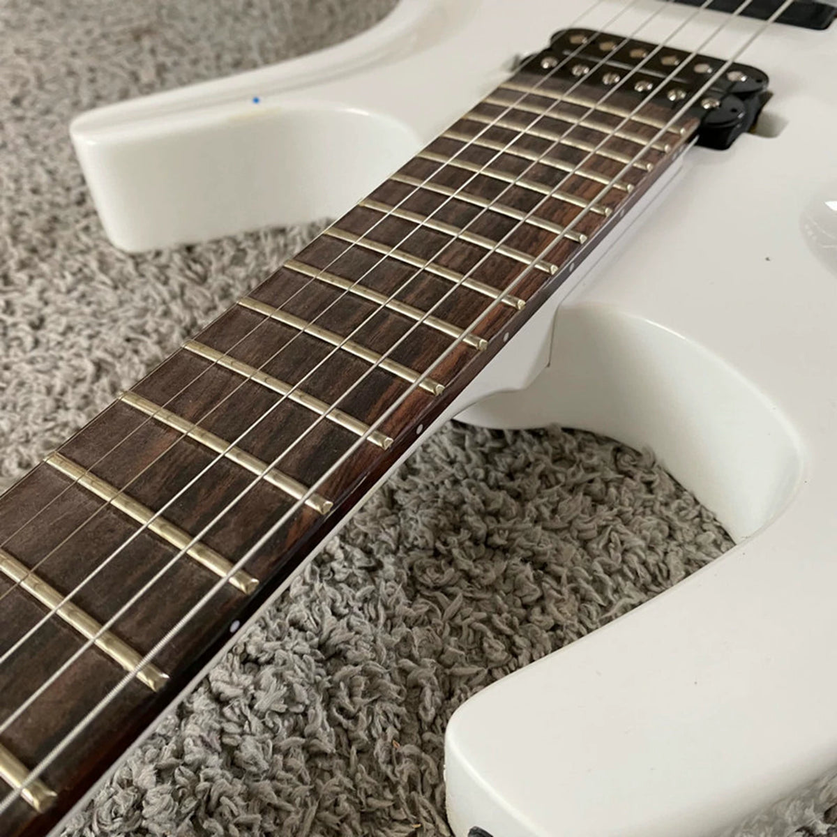 White 24-fret double-locking electric guitar, custom-made for export, paddleboard style, metal rock beginner/advanced level, special offer.
