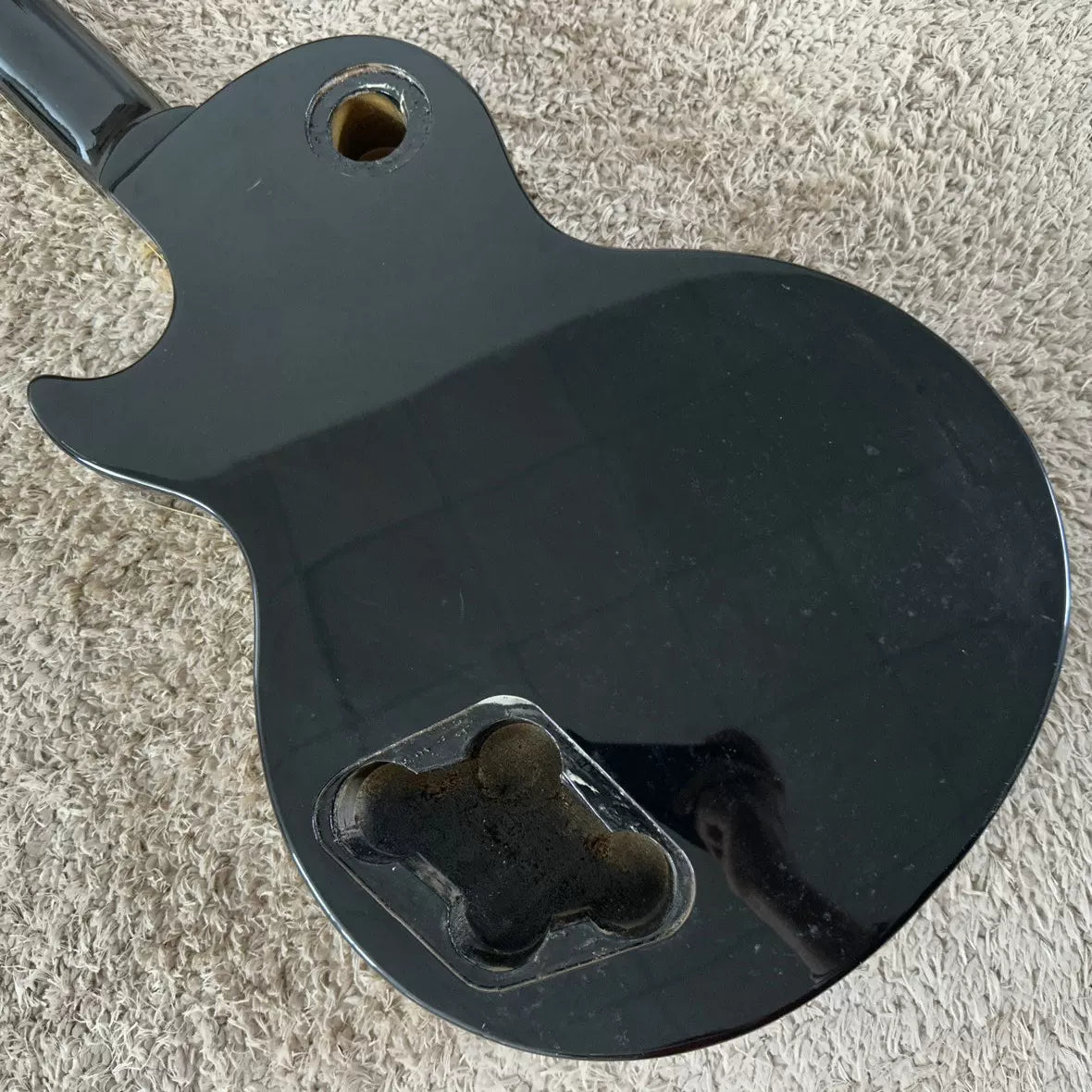 Taiwanese factory stock of unfinished maple veneer LP electric guitars, no accessories, DIY black 22-fret double-string guitars.