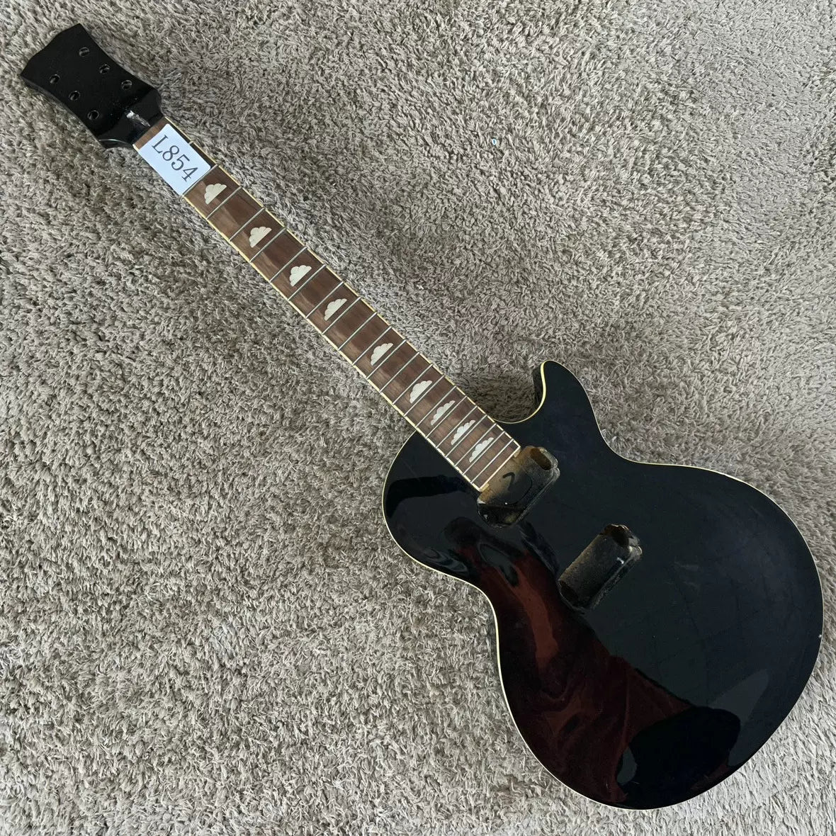 Taiwanese factory stock of unfinished maple veneer LP electric guitars, no accessories, DIY black 22-fret double-string guitars.