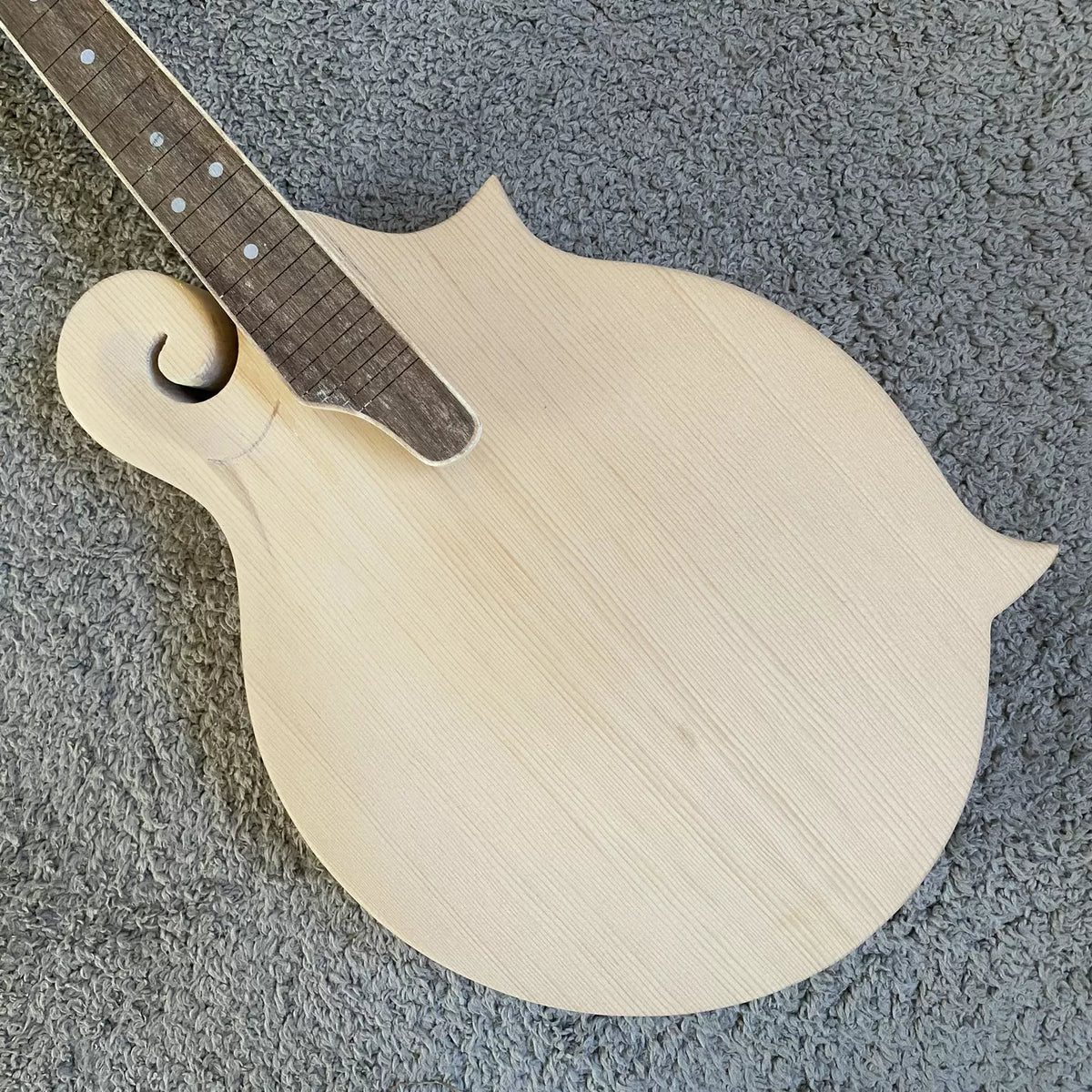 MANDOLIN solid wood mandolin guitar with cracked mandolin, made in Korea, on special offer.