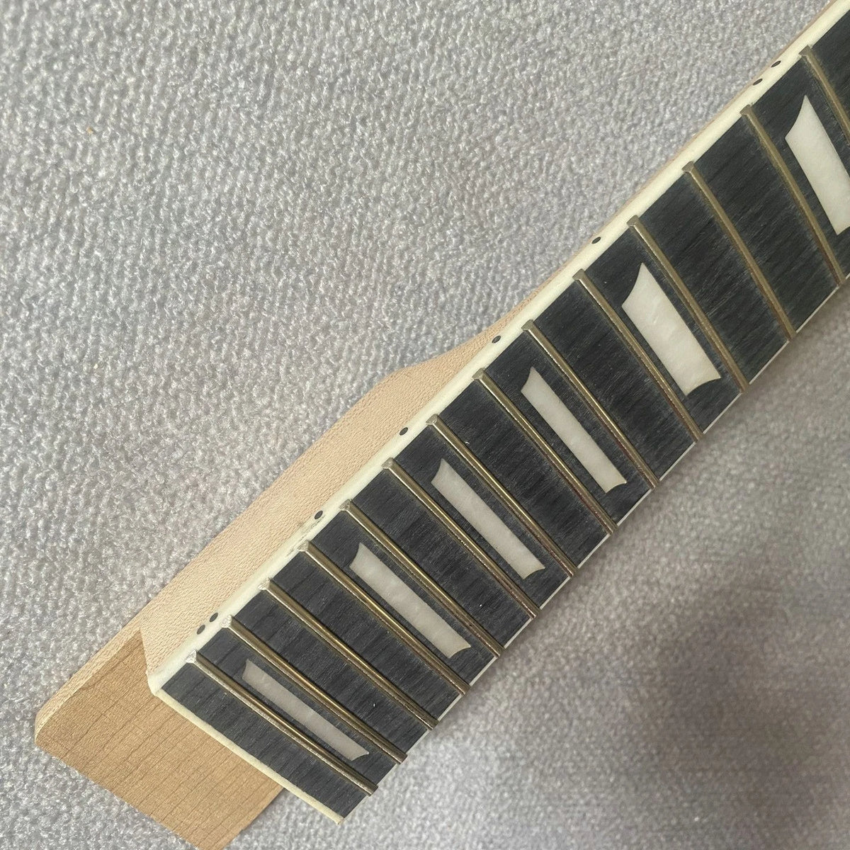 Electric Guitar Neck, Maple and Rosewood, 22 Frets, L3R3