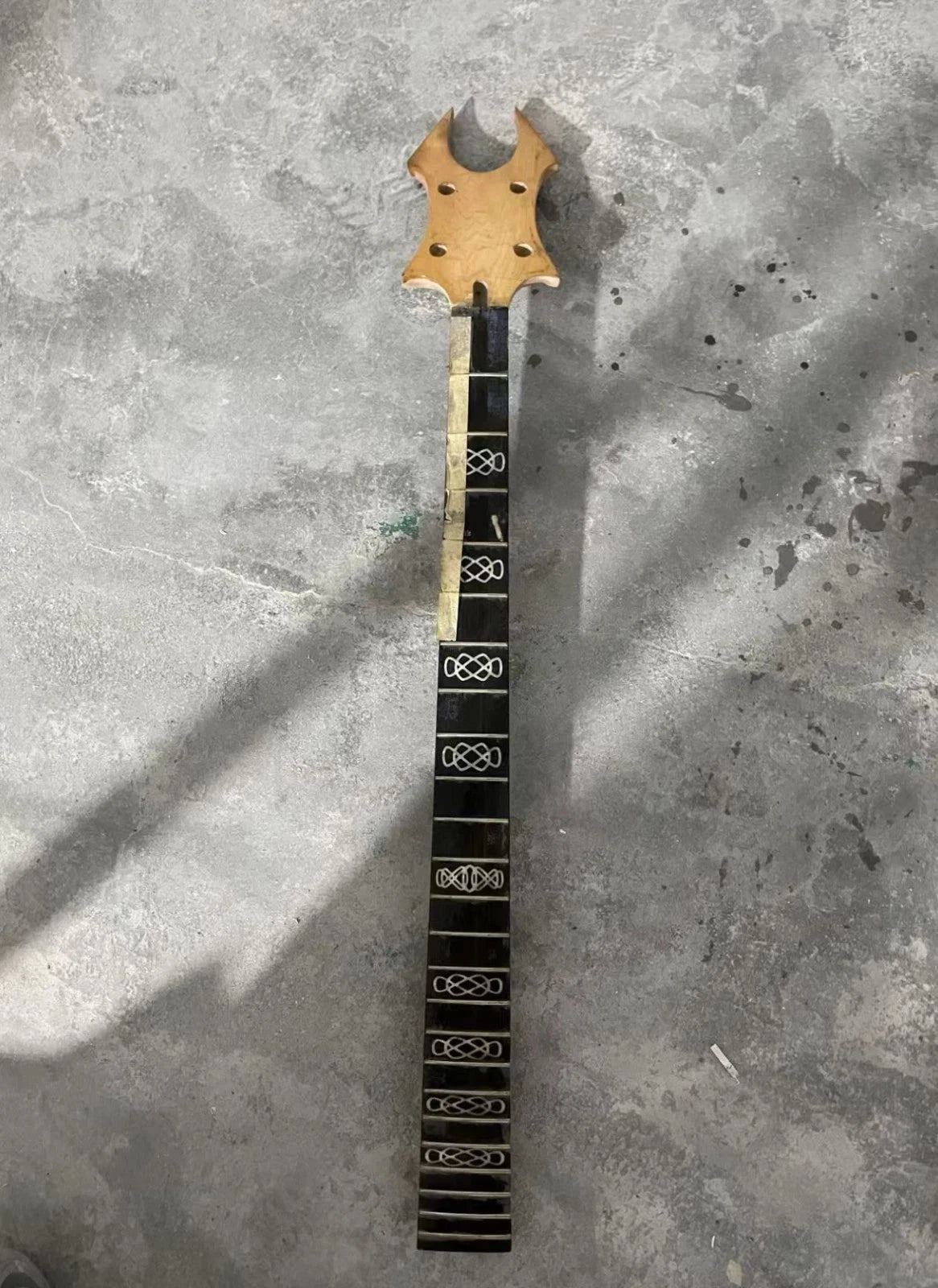 B.Rich 4 String Bass Maple Wood Neck, Rosewood Fingerboard, 24 Frets
