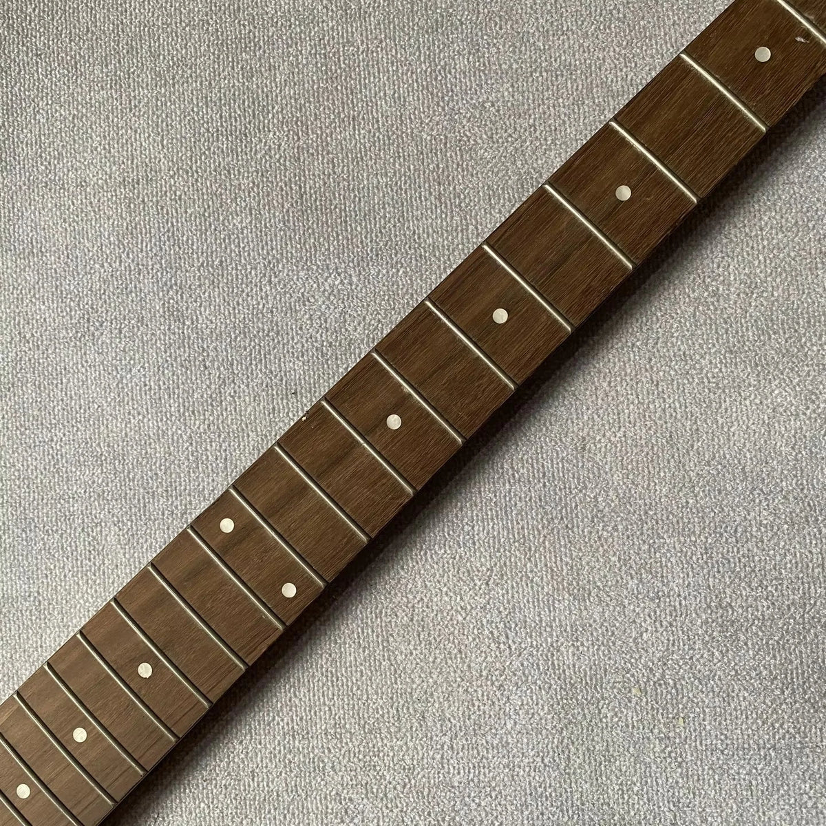 5 String Bass Maple Wood Neck, 20 Frets, 3+2 Machine-Head Layout