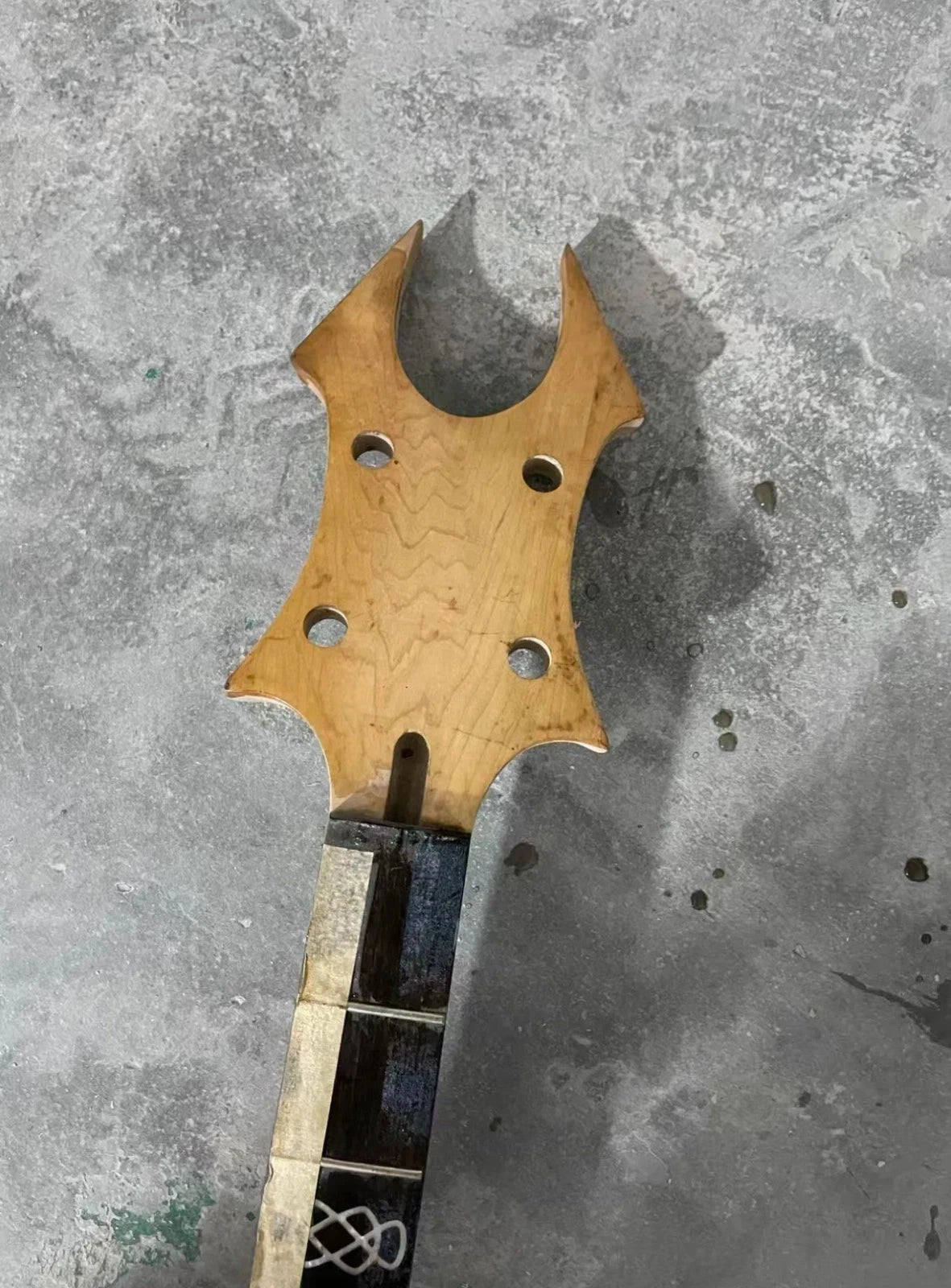 B.Rich 4 String Bass Maple Wood Neck, Rosewood Fingerboard, 24 Frets