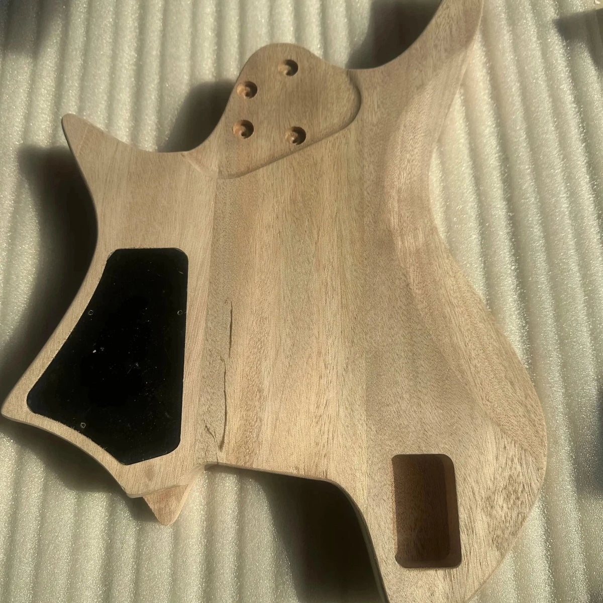 Mahogany Wood Headless Guitar Body with Veneer Tiger Maple Top