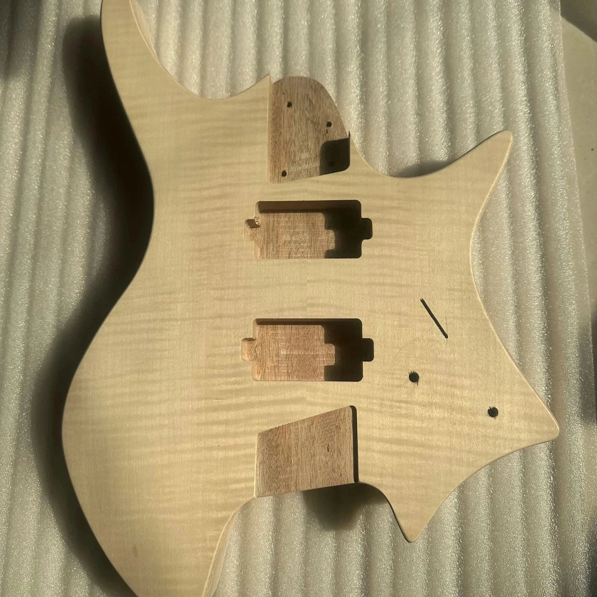 Mahogany Wood Headless Guitar Body with Veneer Tiger Maple Top