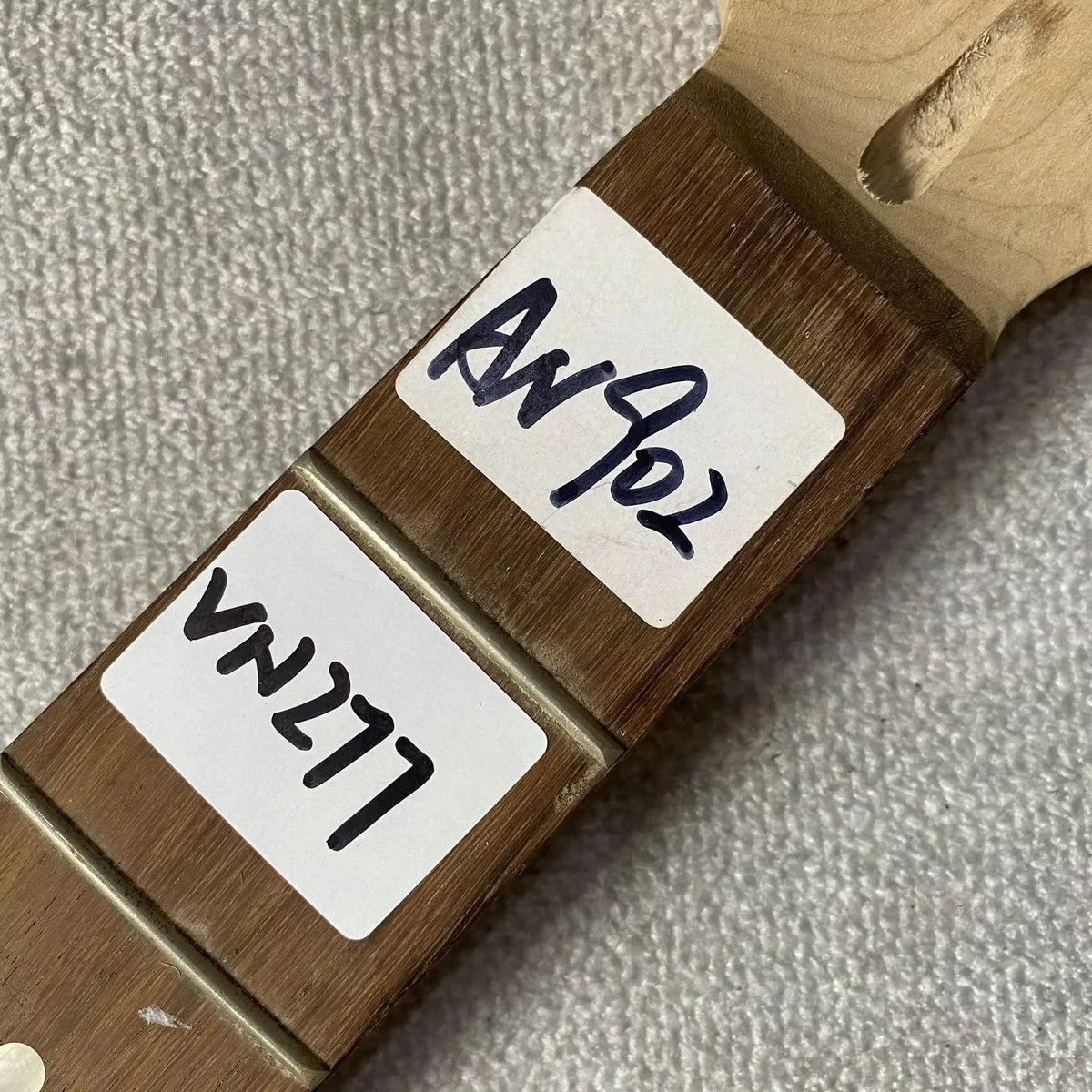 5 String Bass Maple Wood Neck, 20 Frets, 3+2 Machine-Head Layout