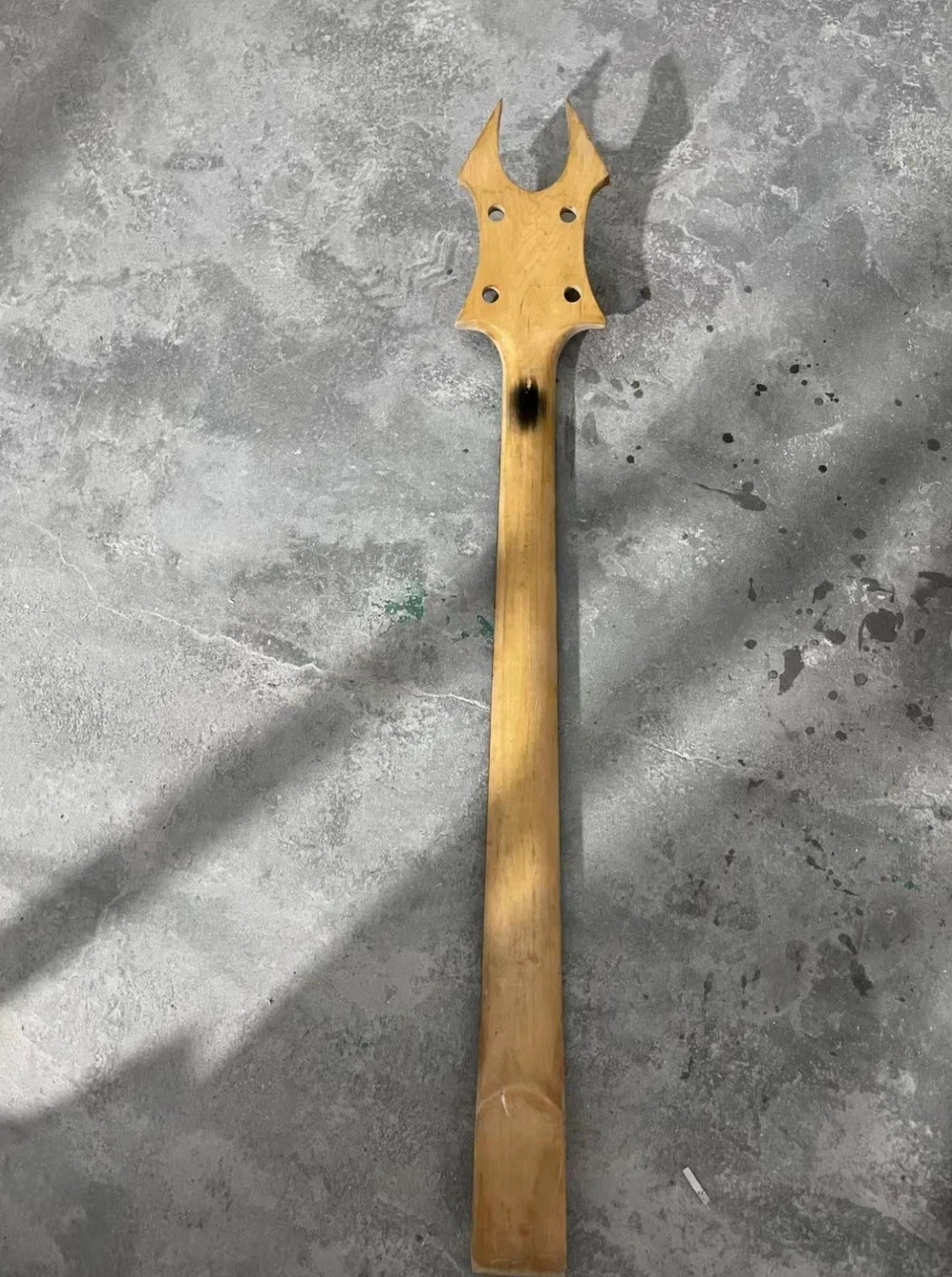 B.Rich 4 String Bass Maple Wood Neck, Rosewood Fingerboard, 24 Frets