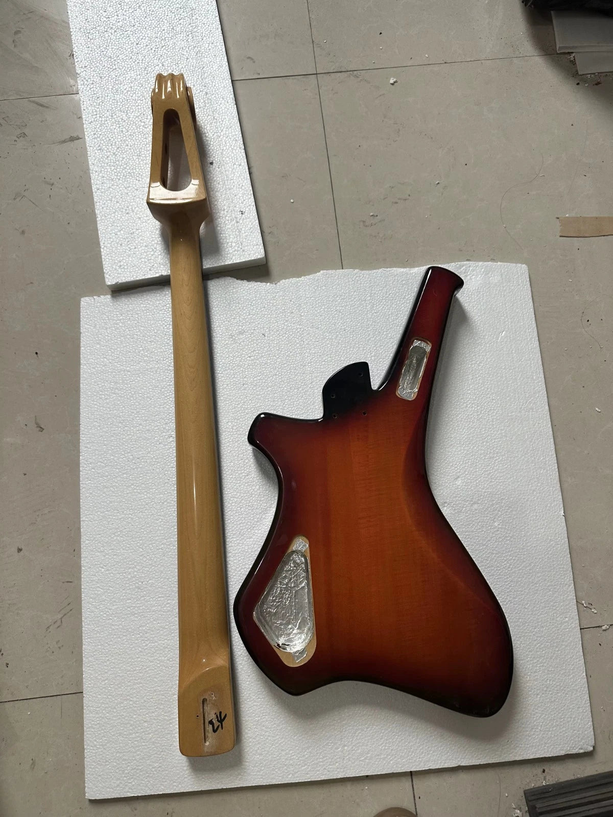 1 Set DIY Project Fretless Bass Maple Neck, Sunburst Body